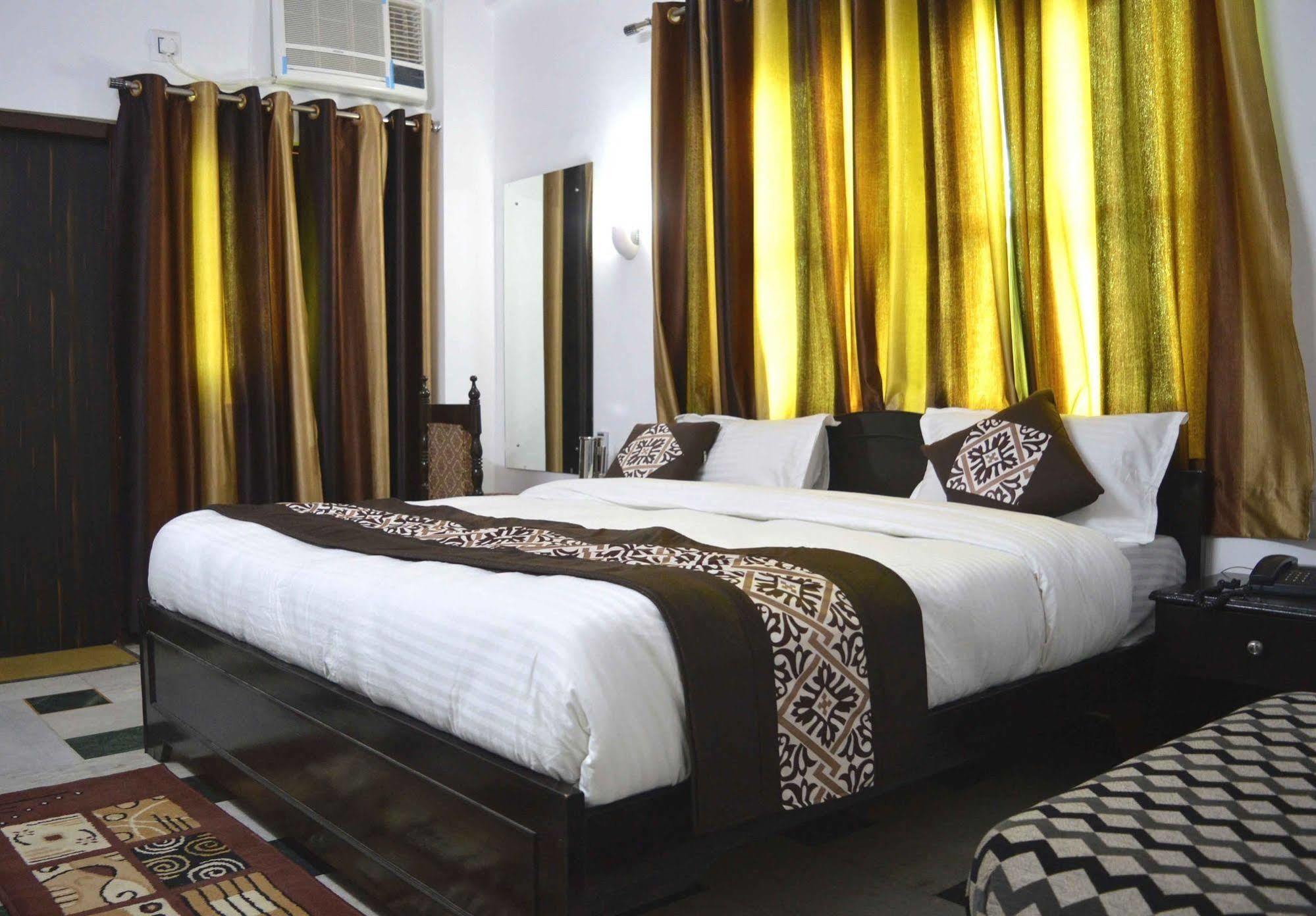 Hotel Priya Agra  Dış mekan fotoğraf